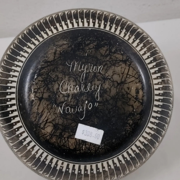 Beautiful Navajo Pottery Etched Seed Pot by Myron Charley With Inlaid Turquoise - Picture 8 of 12